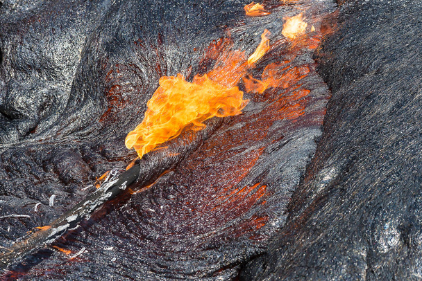 Flusso di lava da vicino nel campo lavico
  - Foto, immagini