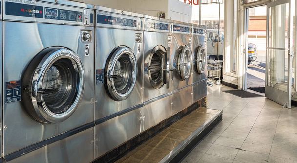 Genel çamaşırhanede çamaşır makineleri - Fotoğraf, Görsel
