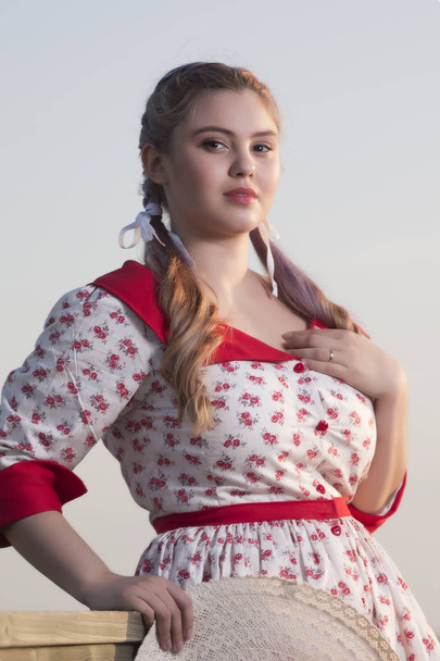 Χαριτωμένο κορίτσι pinup με κόκκινο και λευκό φόρεμα. - Φωτογραφία, εικόνα
