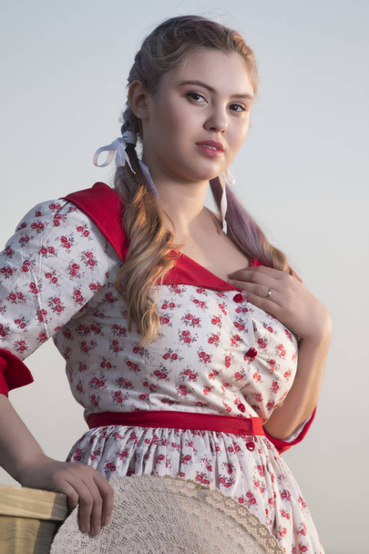 Mignon pinup girl avec robe rouge et blanche
. - Photo, image