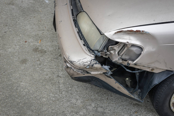 uszkodzony samochód na boku - Zdjęcie, obraz