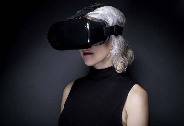 Женщина с виртуальной реальностью гарнитура для интерактивных видеоигр или 3D видео
 - Фото, изображение