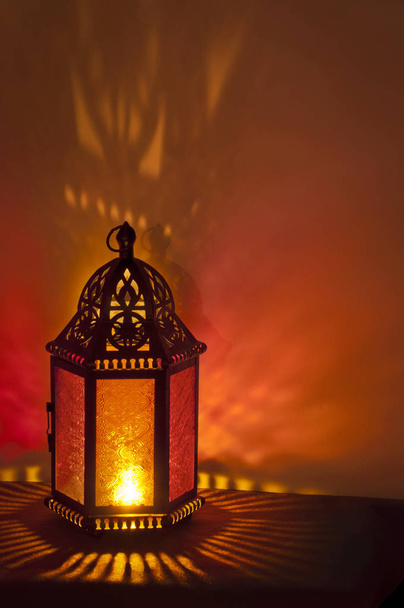 Metallo Vintage Lanterna sfondo illuminato a lume di candela con colori rosso intenso e oro
 - Foto, immagini
