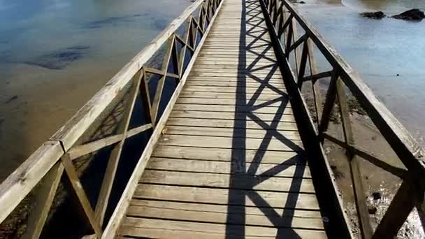 Προχωρώντας με πεζογέφυρα από το κάστρο στην παραλία της Σάντα Κρουζ - Πλάνα, βίντεο