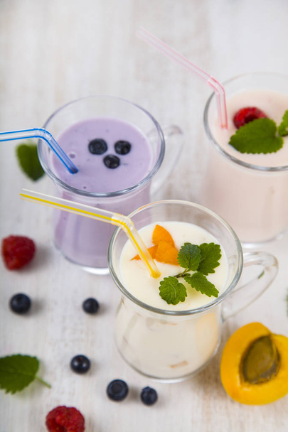 Smoothies or yogurt with fresh berries. Milkshakes with raspberr - Fotoğraf, Görsel