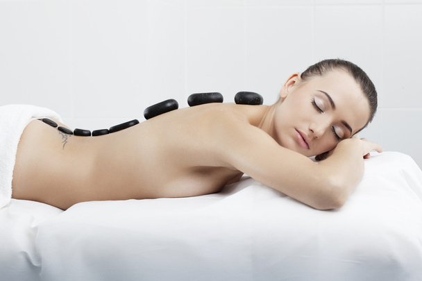 Une belle femme avec une peau parfaite est massage spa
 - Photo, image