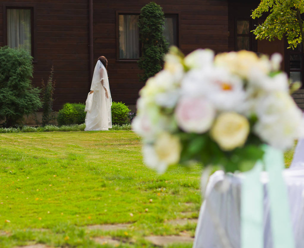 Γαμήλια διακόσμηση. Ένα μπουκέτο από λουλούδια. Γάμος αψίδα. Γάμος - Φωτογραφία, εικόνα
