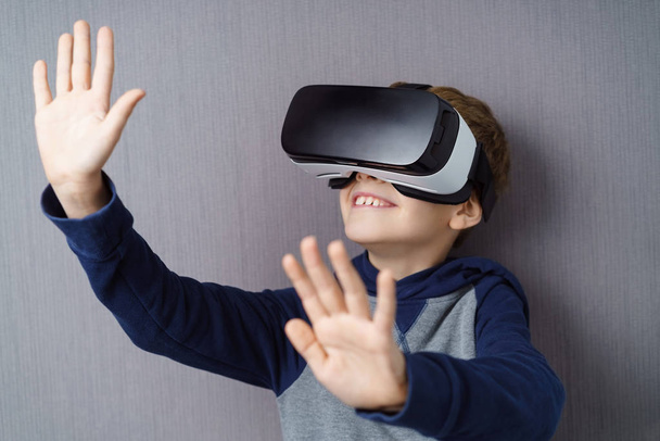 Young boy experiencing virtual reality - Φωτογραφία, εικόνα