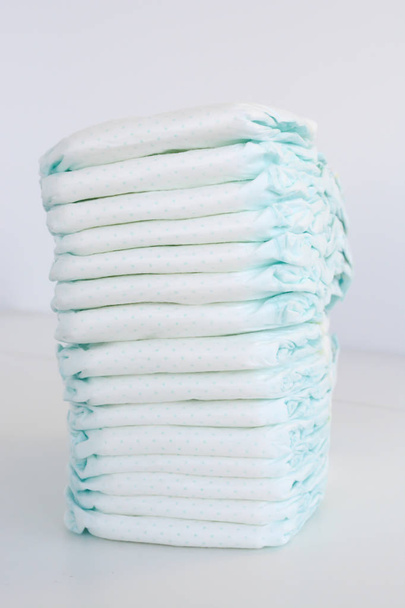 Pilha ou pilha de fraldas para bebês isoladas em fundo branco
 - Foto, Imagem