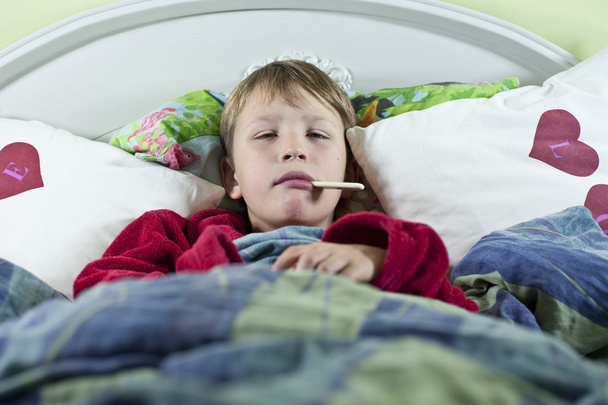 Мальчик в постели с гриппом
 - Фото, изображение
