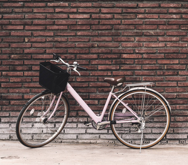 zabytkowy rower ze starą ceglaną ścianą - Zdjęcie, obraz