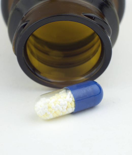 Modrá pilulka z kontejneru - Fotografie, Obrázek