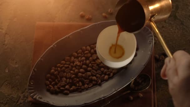 Woman hand pouring freshly brewed black coffee into cup - Filmmaterial, Video