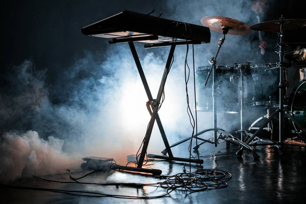 Electric piano and drum kit in dark smoky studio - Фото, зображення