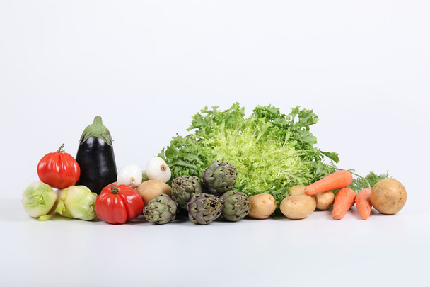 Wide studio shot of a variety of fresh vegetables - Fotografie, Obrázek