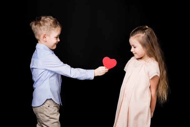 Kids with paper heart - Zdjęcie, obraz