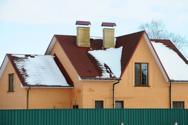 Битум асфальтовая черепица крыши. Две трубы на крыше дома индивидуальное отопление. Новый современный дом
  - Фото, изображение
