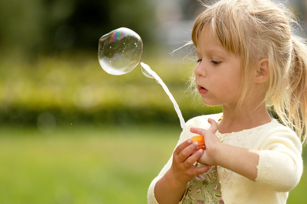 Little girl with soap bubbles - Foto, Imagem