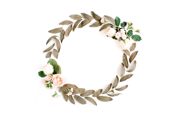 Round frame wreath with roses and dried leaves - Fotografie, Obrázek