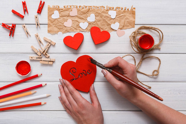 Sevgililer günü diy el yapımı kalpler yapım, en iyi görünümü ahşap üzerine - Fotoğraf, Görsel