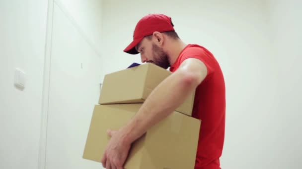 man delivering parcel boxes to wrong customer - Πλάνα, βίντεο