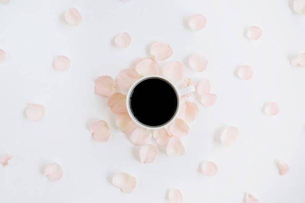 Φλυτζάνι καφέ και ροζ τριαντάφυλλα πέταλα - Φωτογραφία, εικόνα