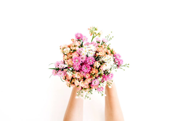 Mãos de menina segurando buquê de flores silvestres
 - Foto, Imagem