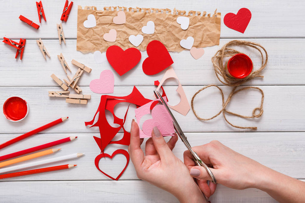 Dia dos Namorados artesanal scrapbooking fundo, cortar e colar corações cartão
 - Foto, Imagem