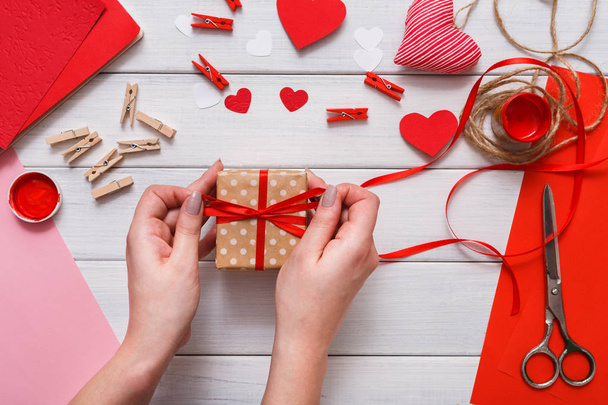 Valentinstag handgemachte Geschenk Hintergrund, schneiden und kleben Herzen Karte - Foto, Bild