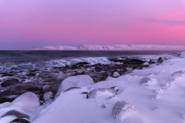 Costa innevata del Mare di Barents a Teriberka, regione di Murmansk, Russia
 - Foto, immagini