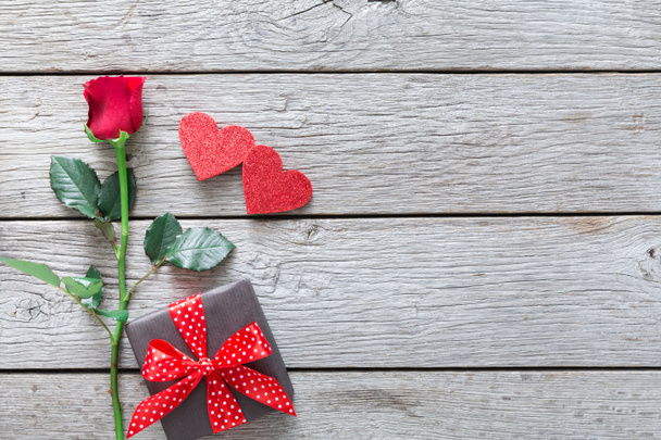 Dia dos namorados fundo, corações artesanais e rosa flor na madeira
 - Foto, Imagem