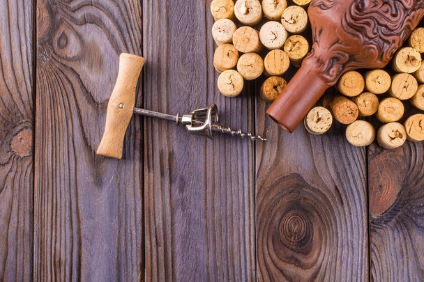 garrafa de vinho com rolhas sobre fundo de mesa de madeira
 - Foto, Imagem