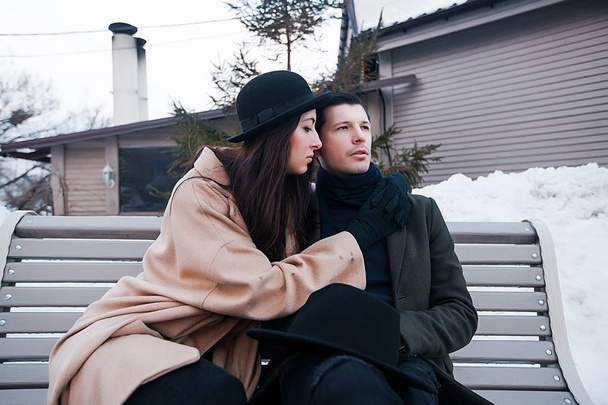 Mädchen umarmt Mann auf Bank sitzend - Foto, Bild