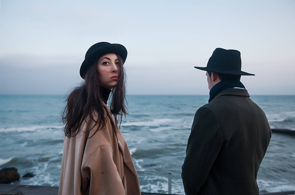 casal em casacos e chapéus de pé no terraço
 - Foto, Imagem