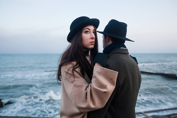 casal romance abraçando no terraço do mar
  - Foto, Imagem
