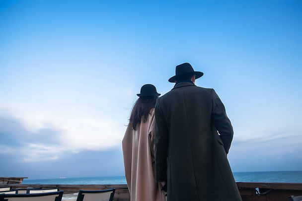 Mann mit Frau steht auf Terrasse  - Foto, Bild