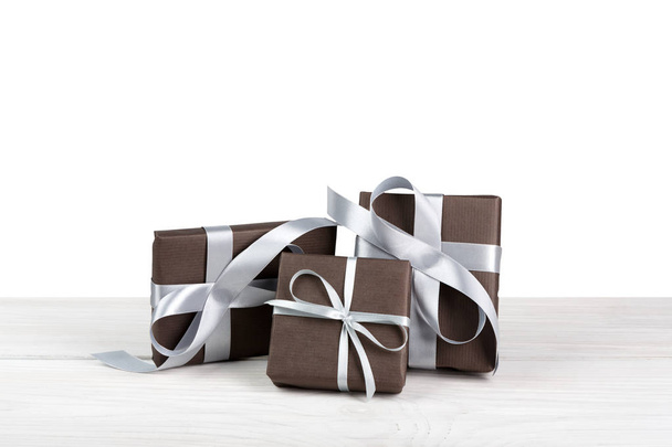 Vánoční dovolená dárkové krabice zabalené v papíru izolované na bílém - Fotografie, Obrázek