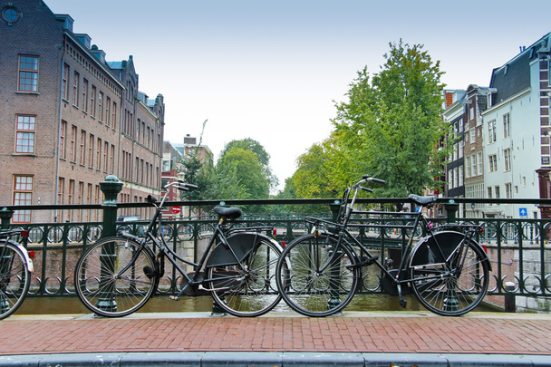 paren van fietsen over de gracht van amsterdam - Foto, afbeelding