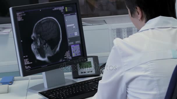 Arzt arbeitet am Computer mit der Abbildung des Gehirns in Echtzeit - Filmmaterial, Video