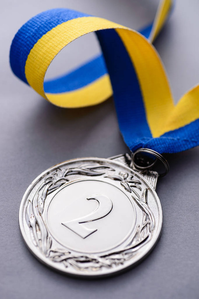 Primer plano de estudio de la medalla de plata segundo lugar
 - Foto, Imagen