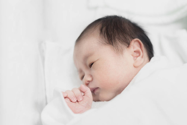 schlafende asiatische Neugeborene in einer weißen Decke. 2 Tage newbo - Foto, Bild