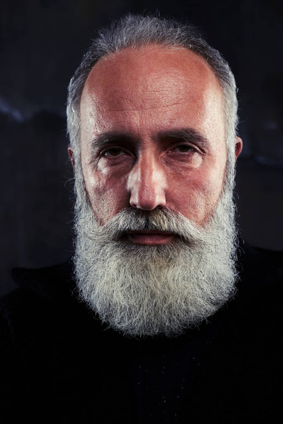 Komoly szakállas ember a sugárzó férfias bizalom izolált  - Fotó, kép