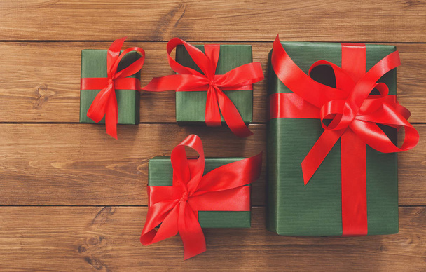 Montones de cajas de regalo en madera, regalos de Navidad en papel
 - Foto, Imagen