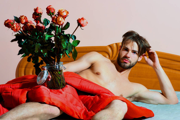 bearded macho man with roses - Foto, Bild