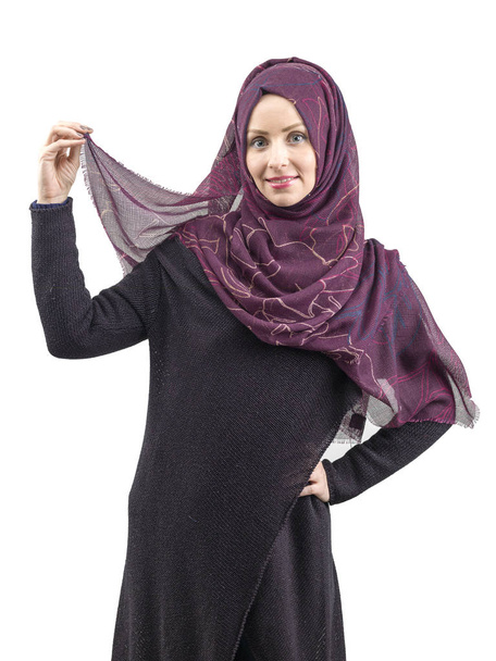 jonge islamitische vrouwen poseren in studio met sjaal - Foto, afbeelding