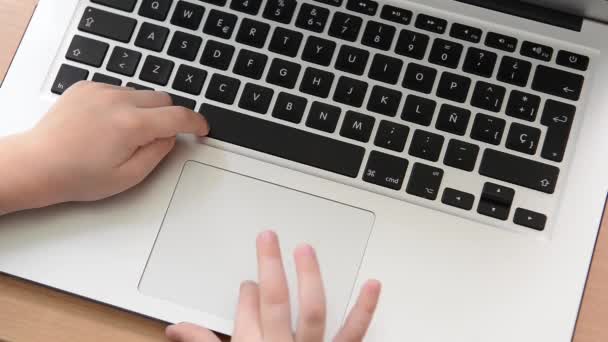 Felvétel a gyerekek ujj használ egy laptop érint egészségügyi betét. - Felvétel, videó