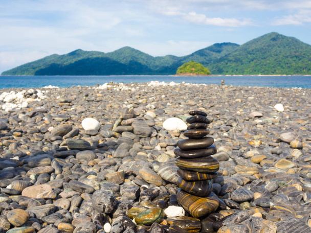 Equilibrio piedra sobre mar playa montaña fondo, símbolo pico
 - Foto, imagen
