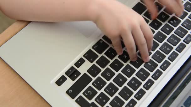 Beelden van een vinger van de kinderen met behulp van de touchpad van een laptop. - Video