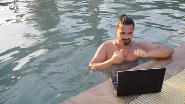 Trabalhando no laptop da piscina
 - Filmagem, Vídeo