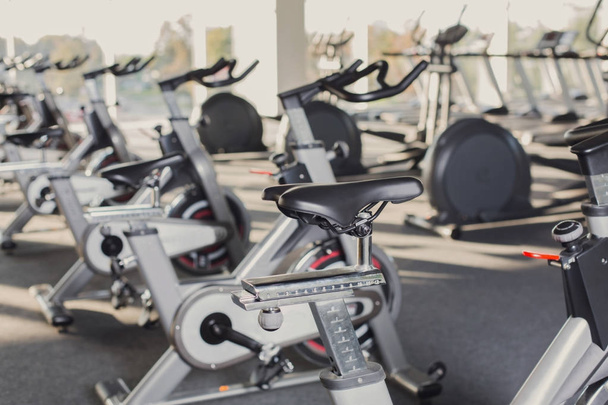 Intérieur moderne de gymnase avec équipement, vélos d'exercice de fitness
 - Photo, image